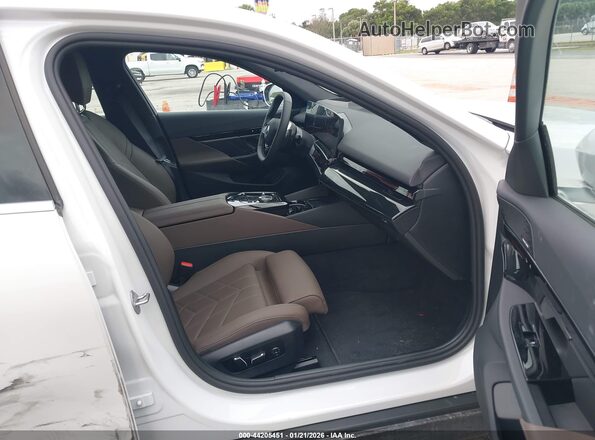 WBA53FJ09TCW39573 2026 BMW 5 SERIES White Vista interior delantera