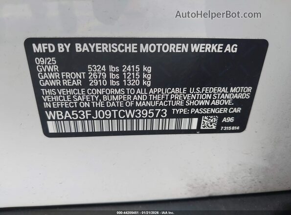WBA53FJ09TCW39573 2026 BMW 5 SERIES White Vista del compartimento del motor