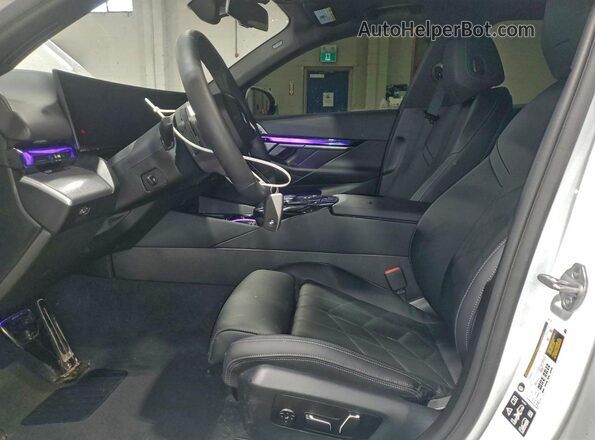 WBA53FJ09TCW58933 2026 BMW 5 SERIES White Vista interior delantera