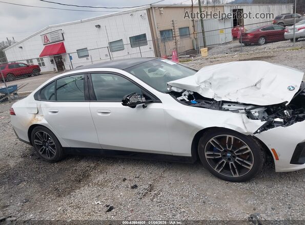 WBA53FJ0XTCW42773 2026 BMW 5 SERIES White Widok wnętrza z tyłu