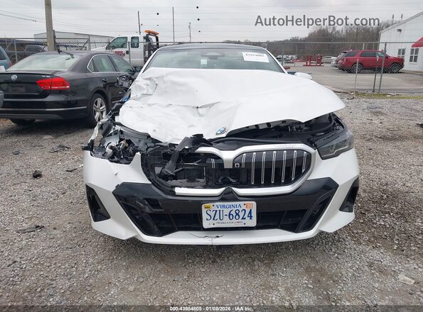 WBA53FJ0XTCW42773 2026 BMW 5 SERIES White Widok zestawu wskaźników