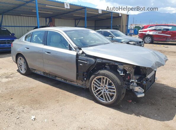 WBA63FJ06RCR12546 2024 BMW 5 SERIES Серый Передняя правая четверть