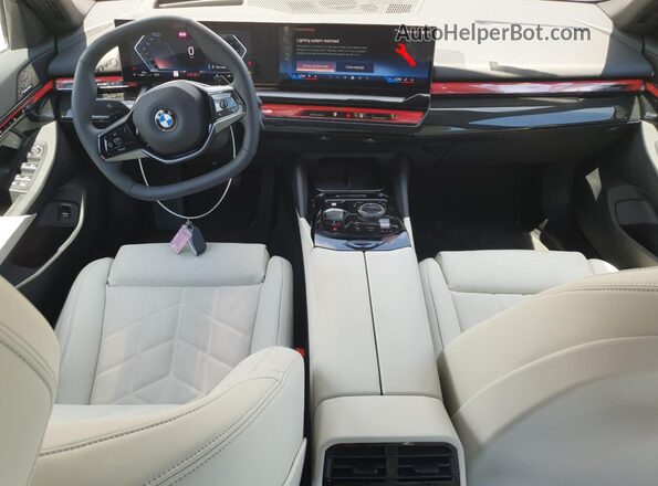 WBA63FJ06RCR12546 2024 BMW 5 SERIES Серый Вид панели приборов