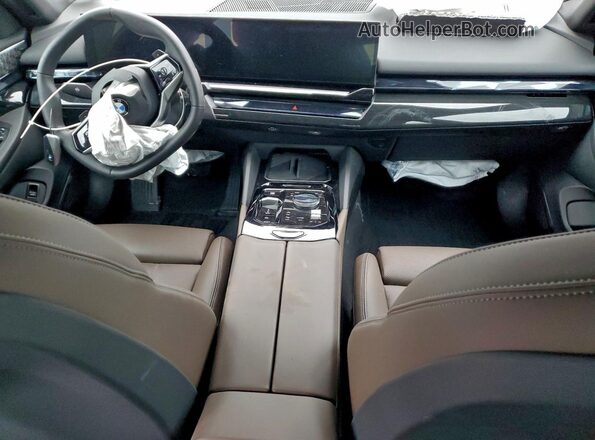 WBA63FJ07SCT68970 2025 BMW 5 SERIES Gray Vista del salpicadero