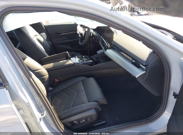 WBA63FJ09SCU23032 2025 BMW 5 SERIES Gray Front interior view