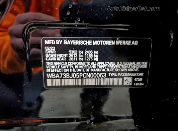 WBA73BJ05PCN00063 2023 BMW 5 SERIES Black Widok naklejki z numerem VIN