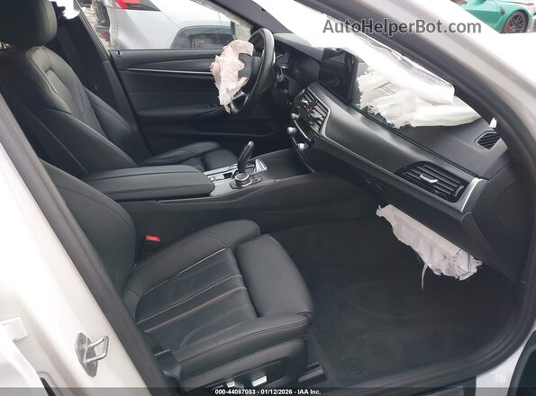 WBA73BJ09NWX72417 2022 BMW 5 SERIES Белый Вид салона спереди