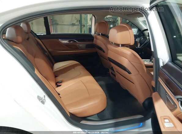 WBA7J2C55JG938175 2018 BMW 7 SERIES White VIN კოდის სტიკერის ხედი