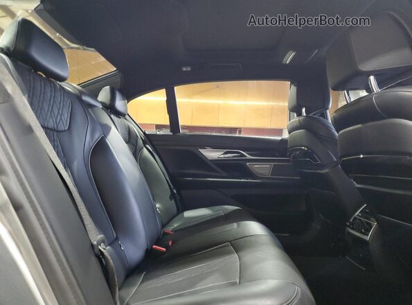 WBA7U2C00LGM27262 2020 BMW 7 SERIES Silver Widok tylnych siedzeń