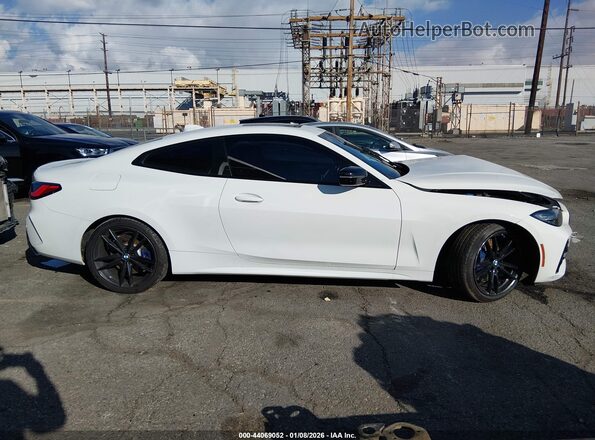 WBA83AP02NCK07160 2022 BMW M4 White Vista interior trasera