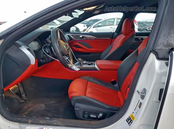 WBAGV8C00PCL59929 2023 BMW M8 White Vista interior delantera