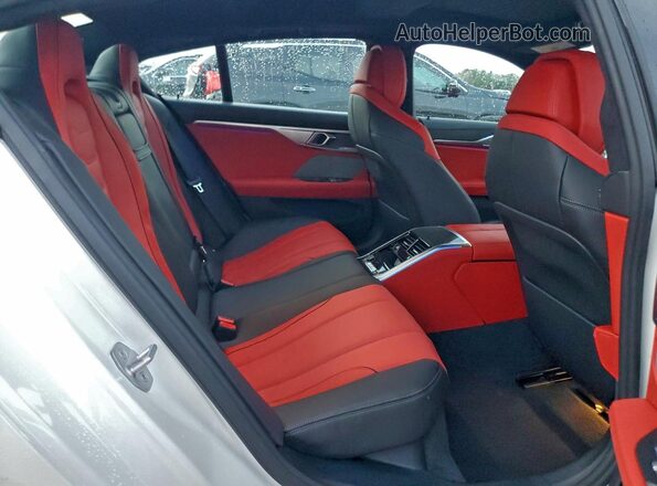 WBAGV8C00PCL59929 2023 BMW M8 White Vista de los asientos traseros