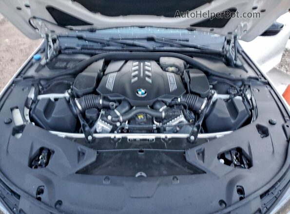 WBAGV8C00PCL59929 2023 BMW M8 White Vista interior trasera