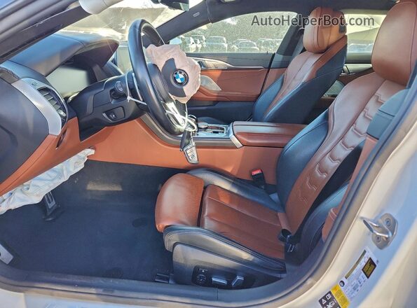 WBAGV8C08NCH76604 2022 BMW M8 White Вид салону спереду