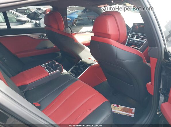 WBAGV8C09SCU48097 2025 BMW M8 Black Вид наклейки з VIN-кодом