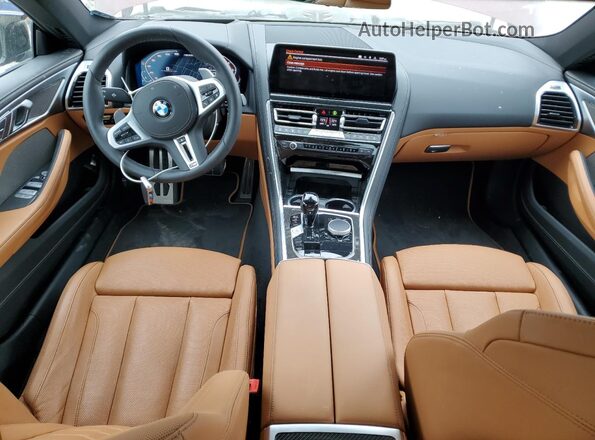 WBAGV8C0XSCT85219 2025 BMW M8 Burgundy Widok deski rozdzielczej