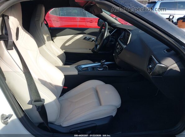 WBAHF3C07MWX18241 2021 BMW Z4 White წინა სალონის ხედი