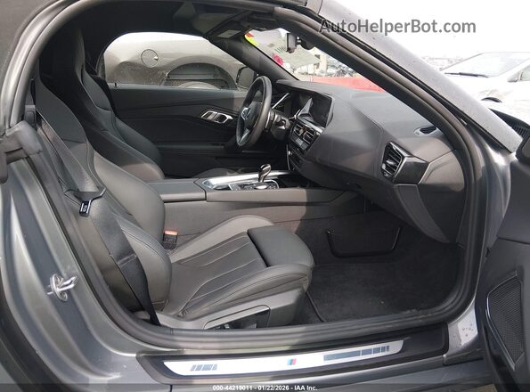 WBAHF3C07TWY51564 2026 BMW Z4 Gray Widok wnętrza z przodu
