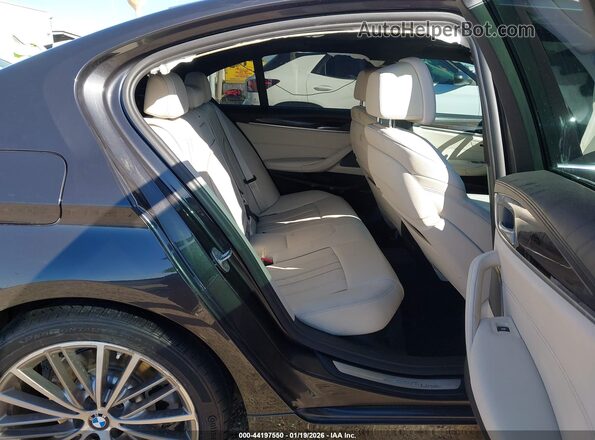 WBAJA5C56JG898258 2018 BMW 5 SERIES Gray VIN կոդի պիտակի տեսք