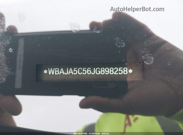 WBAJA5C56JG898258 2018 BMW 5 SERIES Gray Շարժիչի բաժամունքի տեսք