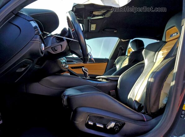 WBS83CH05MCF77820 2021 BMW M5 Gray Вид салону спереду