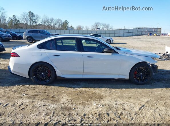 WBS83FK02TCW43178 2026 BMW M5 White Widok wnętrza 360 stopni