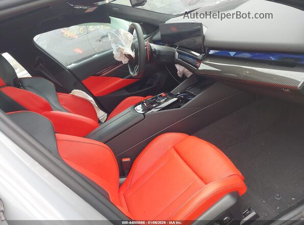WBS83FK0XTCV28876 2026 BMW M5 Серый Вид салона спереди