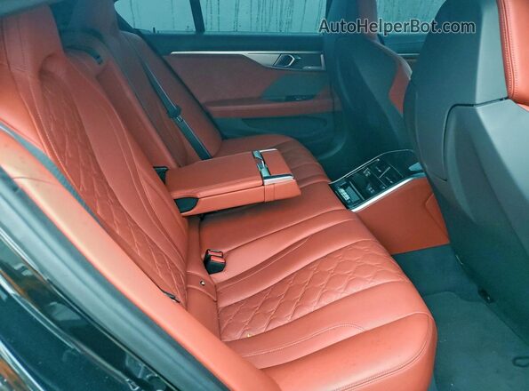 WBSGV0C00RCP31091 2024 BMW M8 Black უკანა სავარძლების ხედი