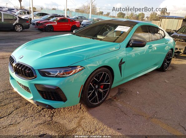 WBSGV0C01RCP21699 2024 BMW M8 Turquoise Vista tres cuartos delantera izquierda