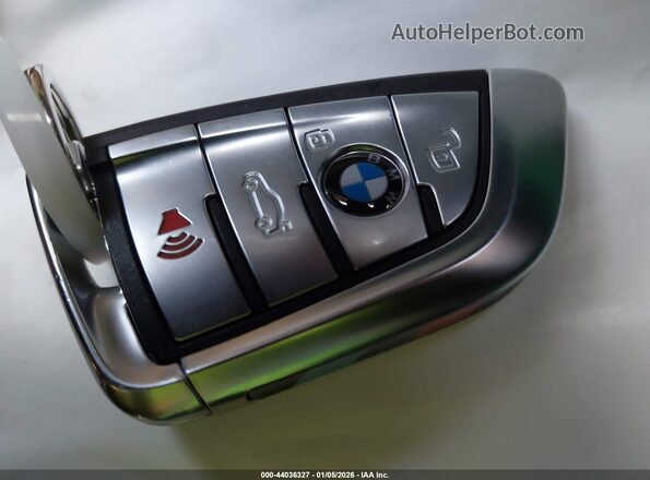 WBSGV0C01RCP21699 2024 BMW M8 Turquoise Vista del salpicadero
