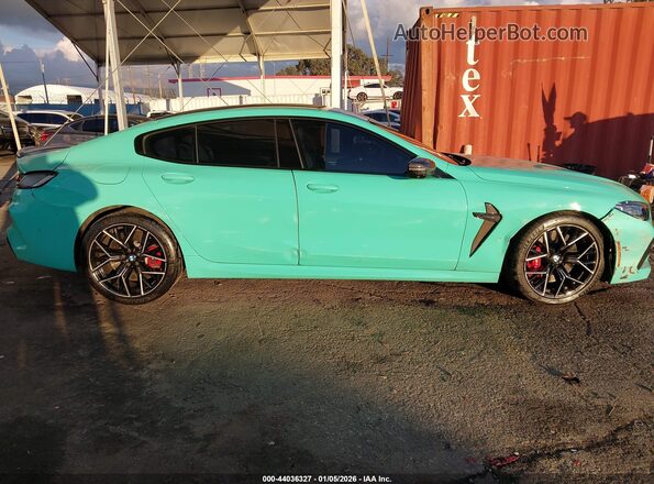 WBSGV0C01RCP21699 2024 BMW M8 Turquoise Vista interior trasera