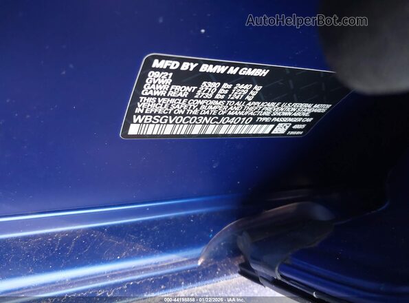 WBSGV0C03NCJ04010 2022 BMW M8 Blue ძრავის განყოფილების ხედი