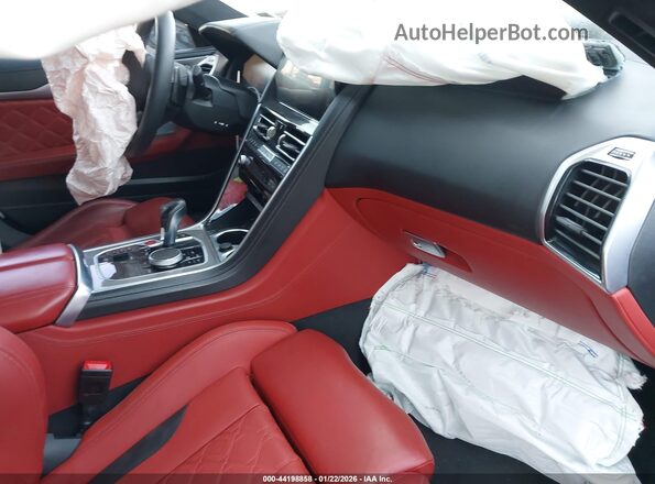 WBSGV0C03NCJ04010 2022 BMW M8 Blue წინა სალონის ხედი