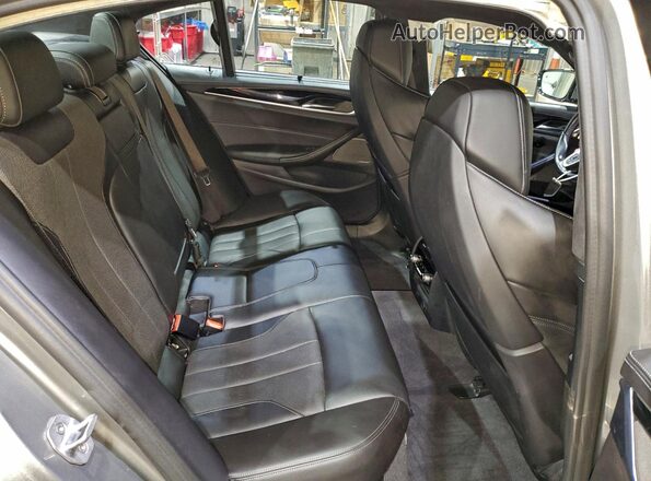 WBSJF0C54JB283060 2018 BMW M5 Silver Widok tylnych siedzeń