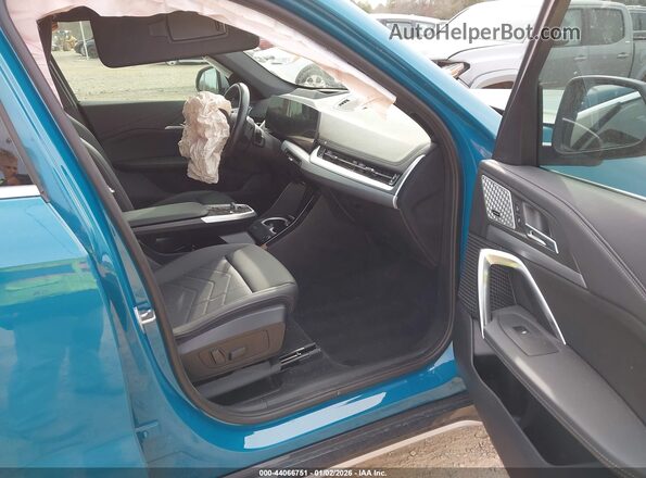 WBX73EF00P5X97067 2023 BMW X1 Teal Вид салону спереду