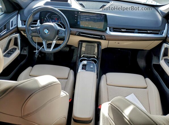 WBX73EF02P5V97968 2023 BMW X1 Gray Առջևի վահանակի տեսք