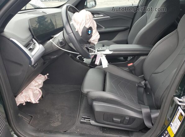 WBX73EF03P5W51973 2023 BMW X1 Зеленый Вид салона спереди