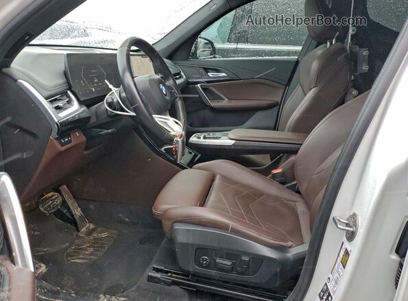 WBX73EF08R5Y32909 2024 BMW X1 White Vista interior delantera
