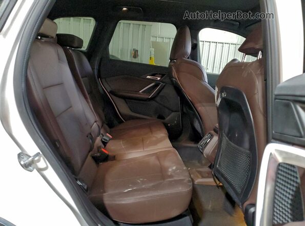 WBX73EF08R5Y32909 2024 BMW X1 White Vista interior trasera