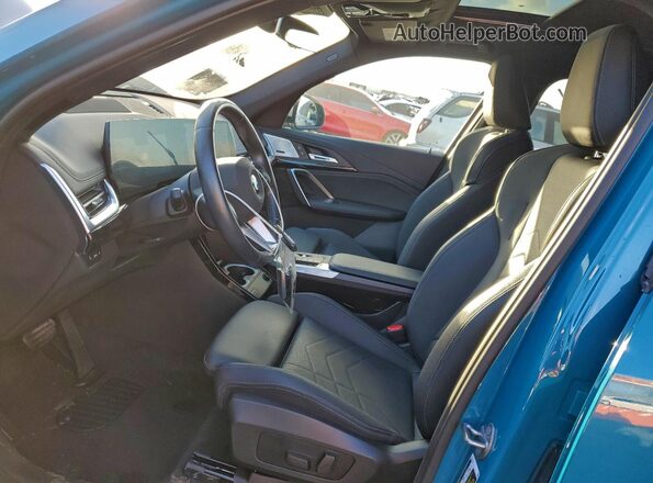 WBX73EF0XP5X09898 2023 BMW X1 Teal წინა სალონის ხედი