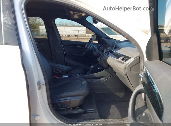 WBXHT3C39J5K29771 2018 BMW X1 White Front interior view