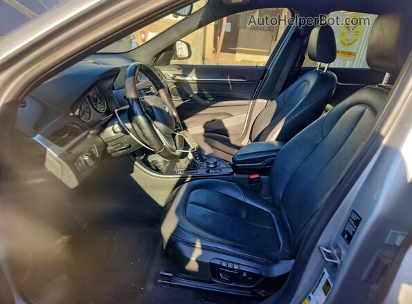 WBXHT3Z37H4A65284 2017 BMW X1 Silver Вид салону спереду