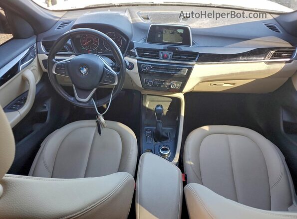 WBXHU7C39J5H39237 2018 BMW X1 White Widok deski rozdzielczej