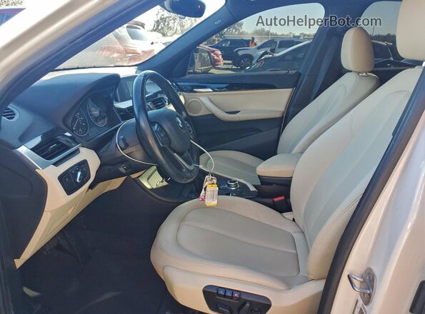 WBXHU7C39J5H39237 2018 BMW X1 White Widok wnętrza z przodu