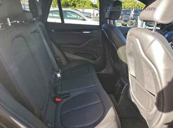 WBXJG7C08M5S62980 2021 BMW X1 Gray Vista de los asientos traseros