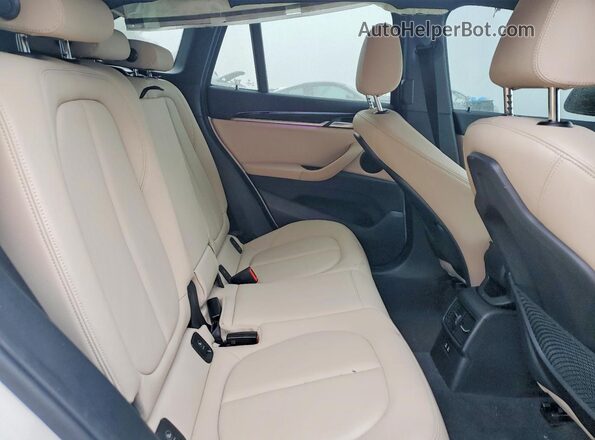 WBXJG9C05M5U47306 2021 BMW X1 White Вид задньої частини салону