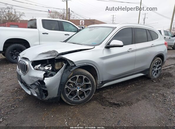 WBXJG9C06L5P79527 2020 BMW X1 Silver წინა მარცხენა ხედი სამი მეოთხედიდან