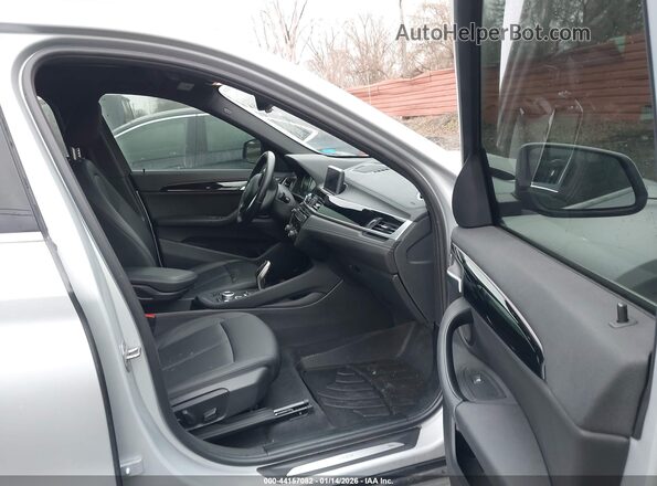 WBXJG9C06L5P79527 2020 BMW X1 Silver წინა სალონის ხედი