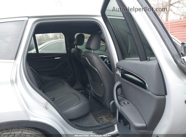 WBXJG9C06L5P79527 2020 BMW X1 Silver VIN კოდის სტიკერის ხედი