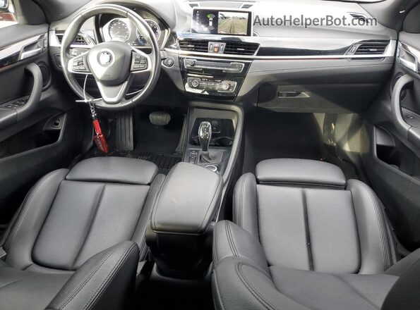 WBXYH9C05L5P36132 2020 BMW X2 Maroon Vista del salpicadero